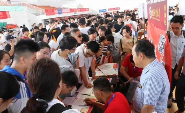 寶應(yīng)高考再創(chuàng)佳績，招生咨詢會(huì)牽動(dòng)人心——中高考志愿填報(bào)咨詢關(guān)鍵指南